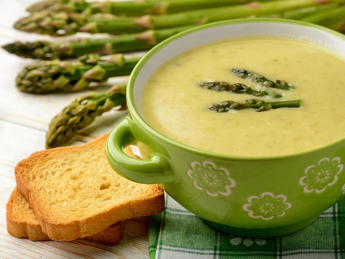Jak zrobić zupę krem ze szparagów - prosty przepis na wyjątkowy smak