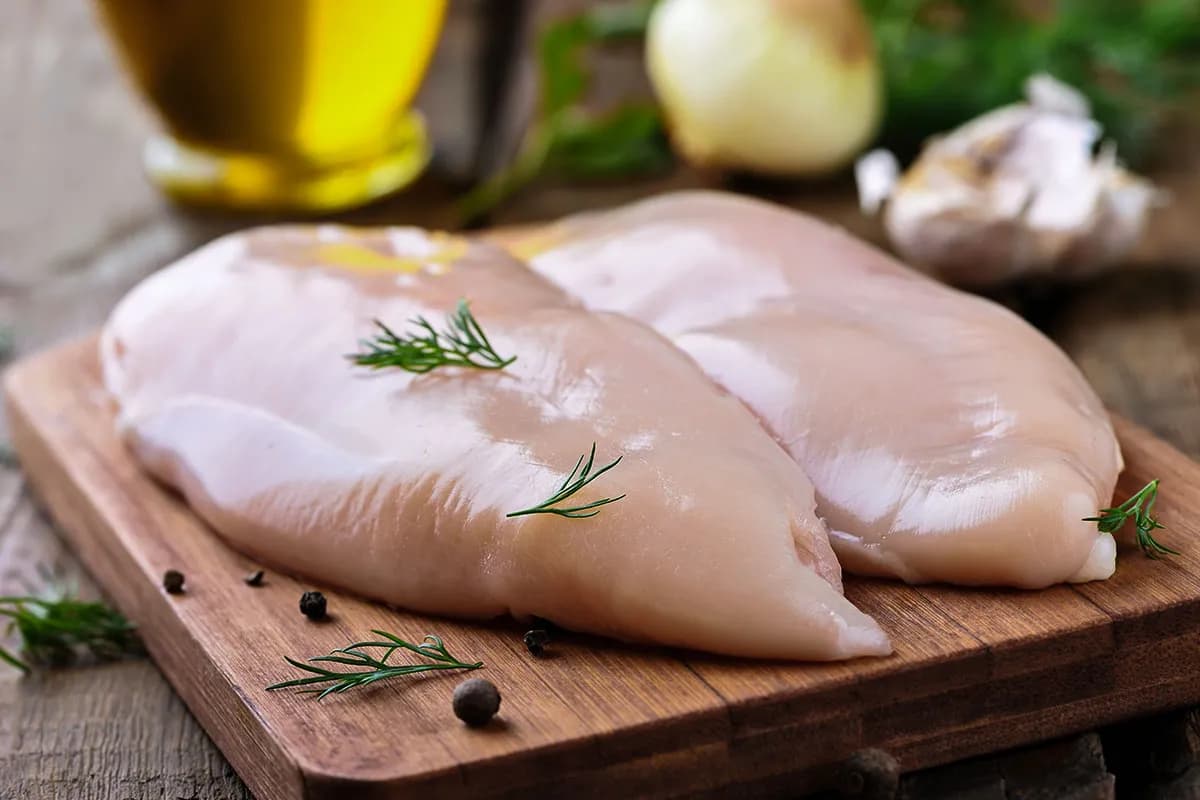 Jak długo gotować pierś z kurczaka, aby uniknąć surowego mięsa?