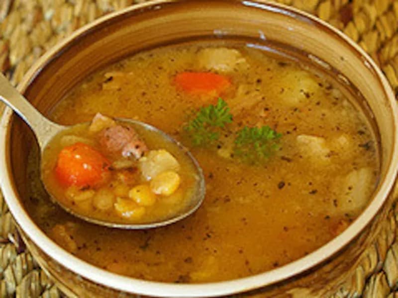 Jak się robi zupę grochową – proste przepisy i najczęstsze błędy