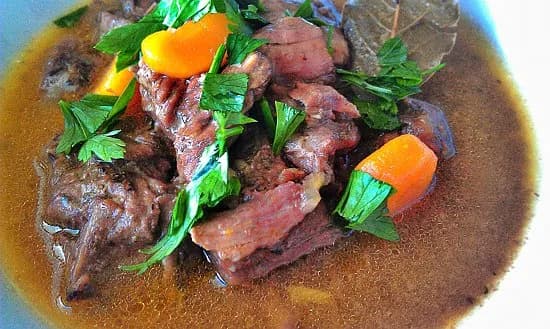 Kiedy solić wołowinę na gulasz, aby uniknąć twardego mięsa