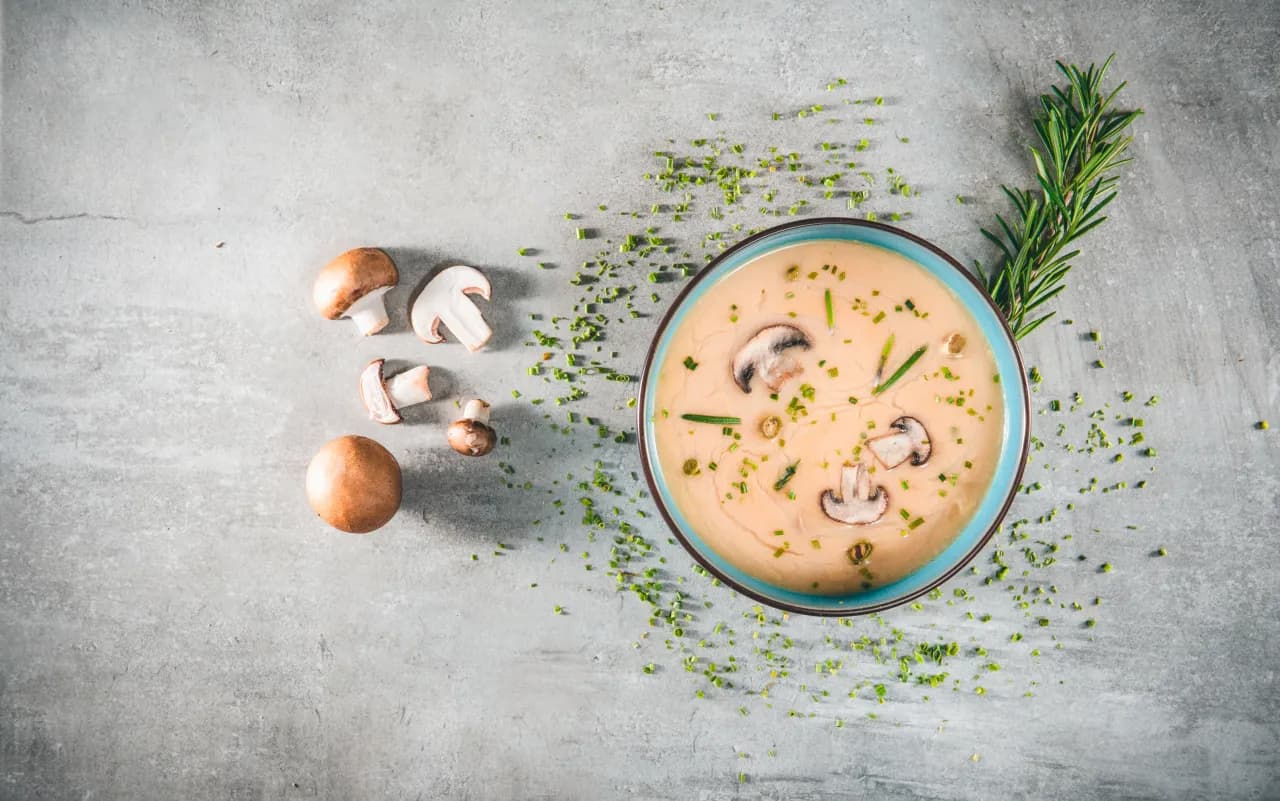 Ile kcal ma zupa grzybowa z makaronem? Poznaj kaloryczność tej potrawy